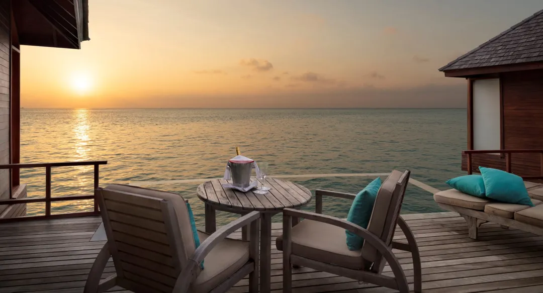 2  Anantara Dhigu - Sunset Overwater Pool Suite Deck