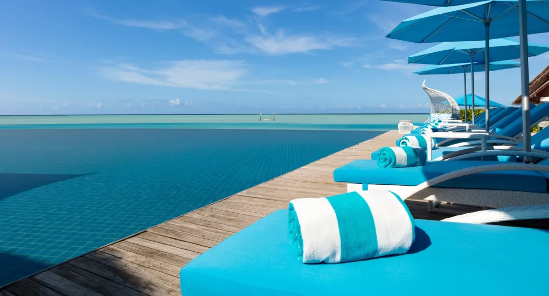 3  Anantara Dhigu - Swimming Pool Deck