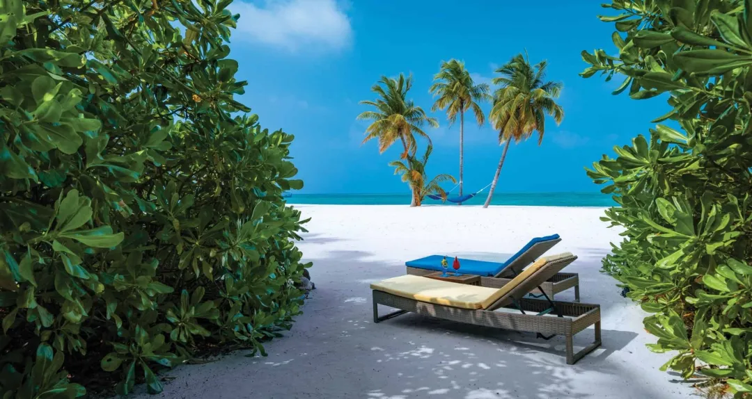 3 Atmosphere Kanifushi - Beach Beds and Hammock