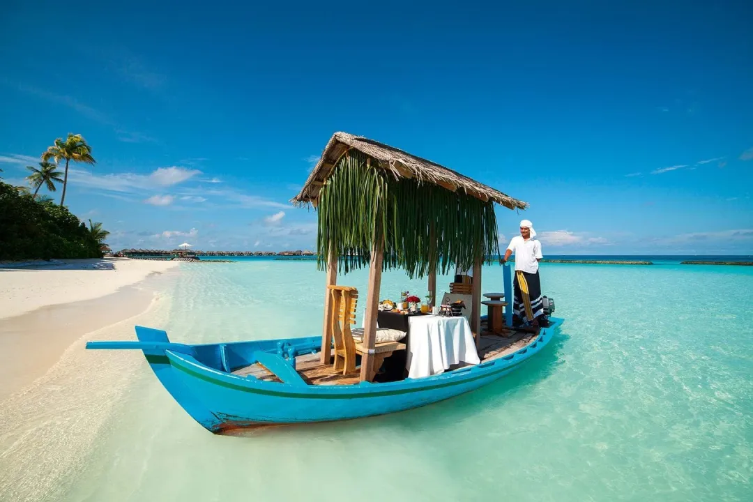 Breakfast Aboard A Dhoni