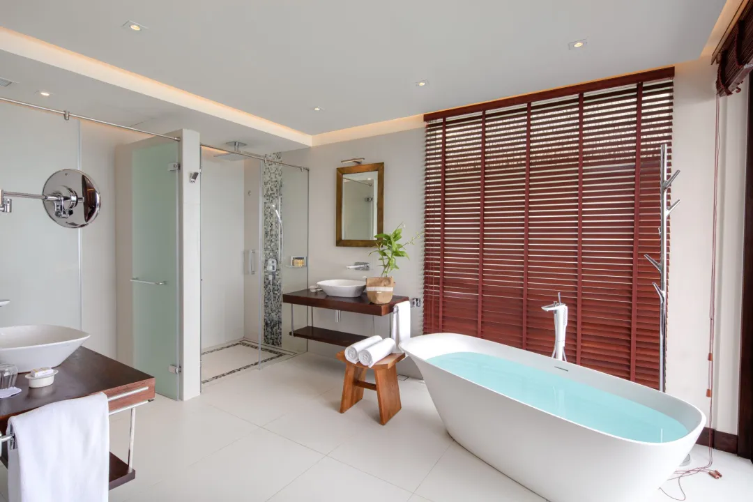 Overwater Ocean Suites with Infinity Pool - Bathroom