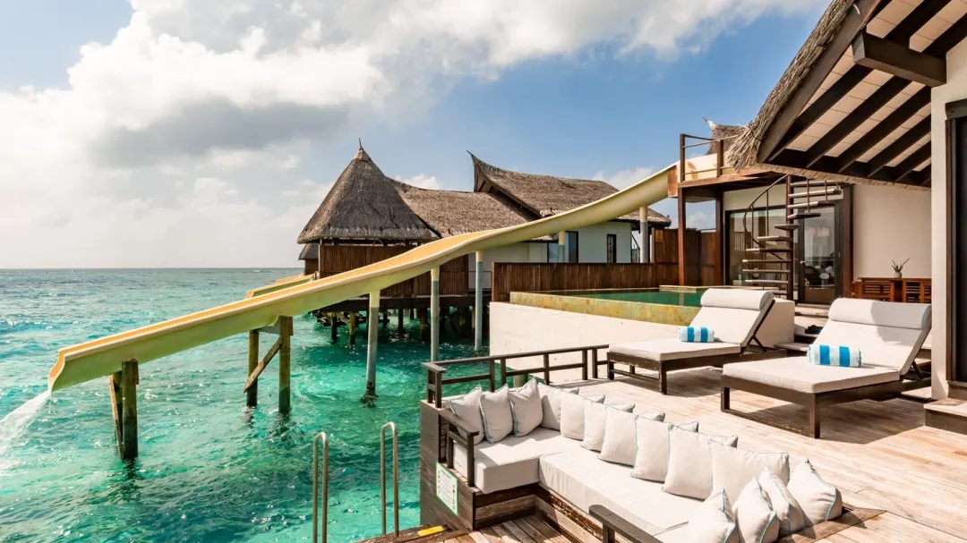 Ocean Pool Suite With Slide - Pool Deck Lounge