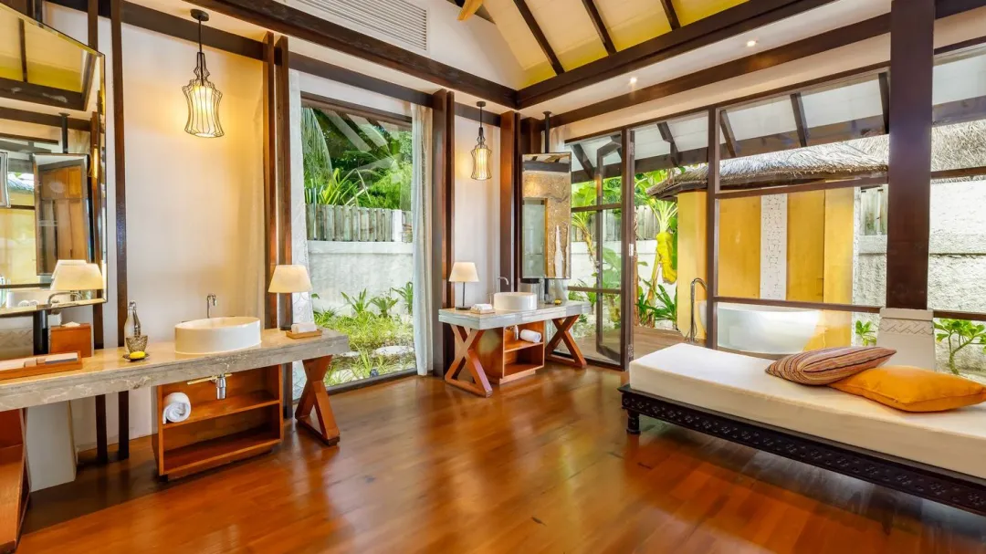 Earth Pool Pavilion - Indoor Bathroom
