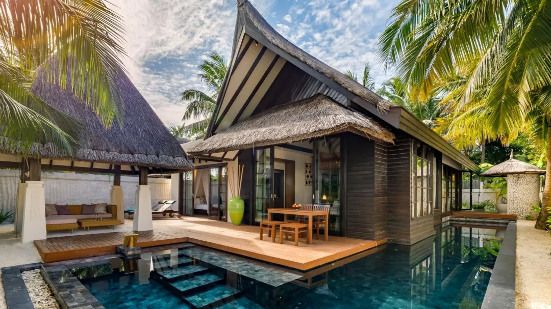 Earth Pool Pavilion - Pool View
