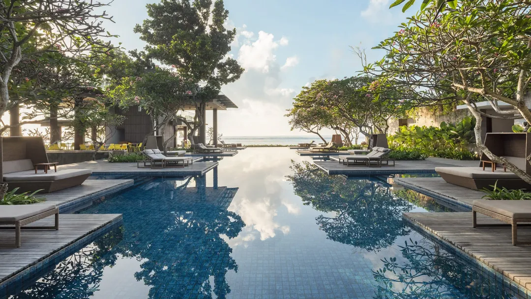 Maya Sanur Resort & Spa - Pool with Lounge