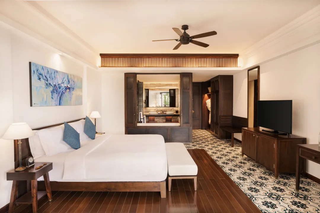 Deluxe Room - King Bedroom