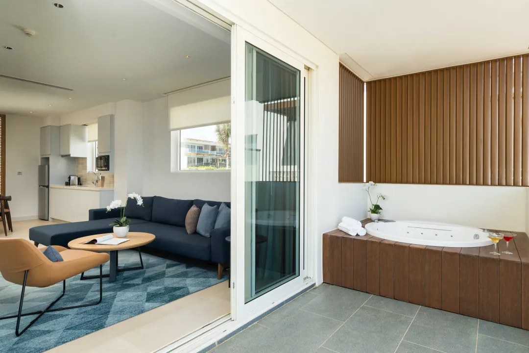 Ocean Front Pool Pavilion Two Bedroom Upper Floor - Bath Tub
