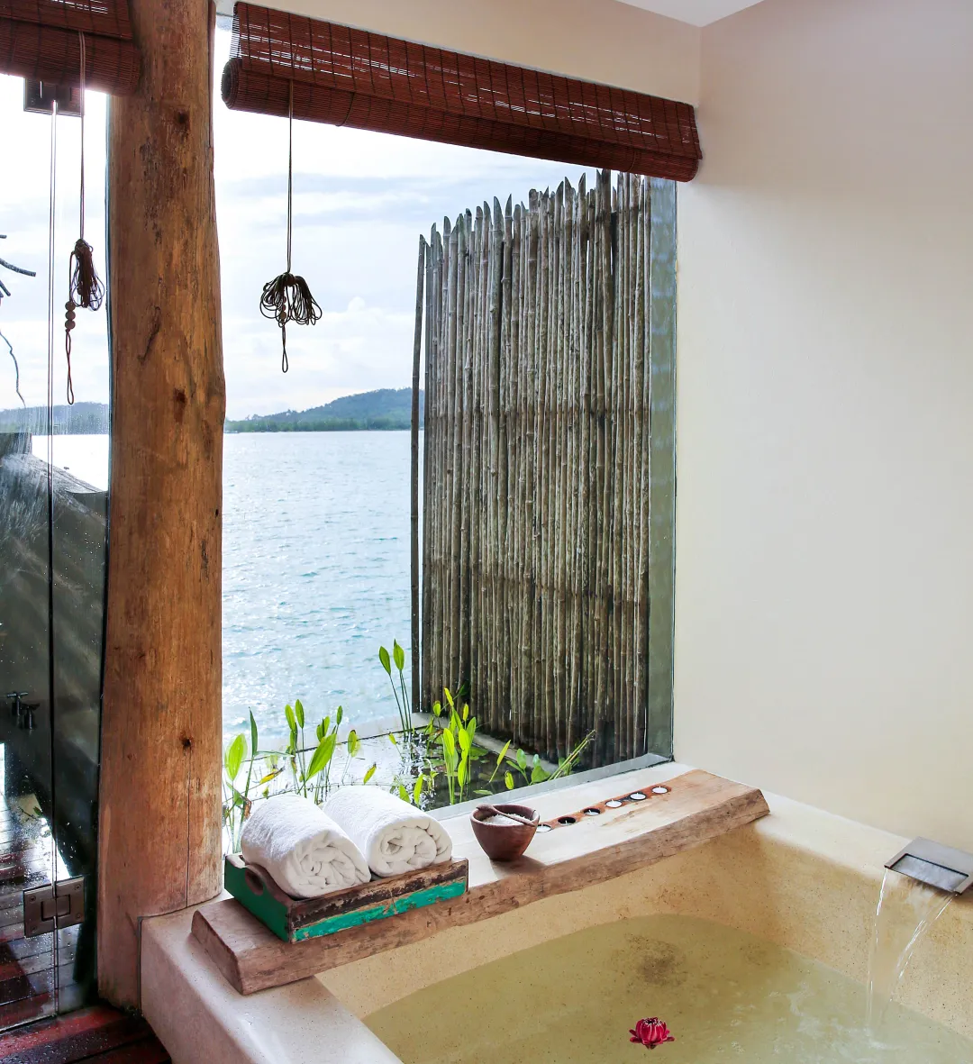 One bedroom Overwater Villa - Bath Tub with Sea View