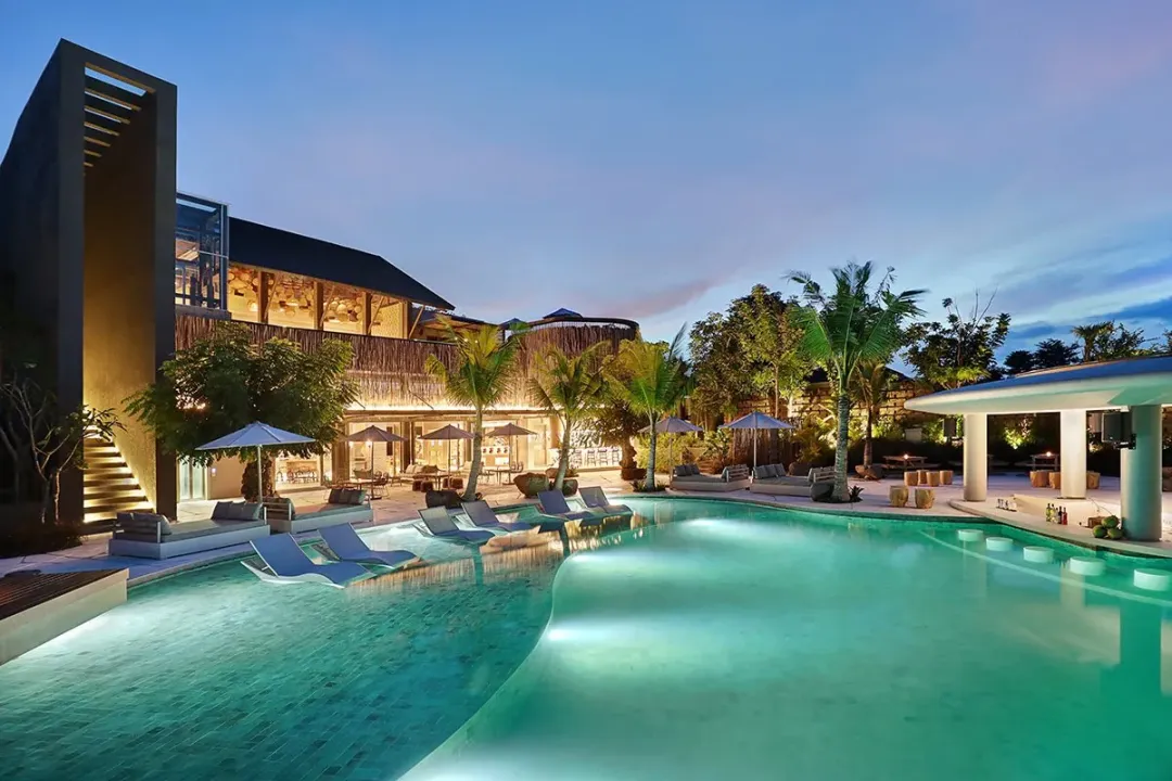 Sunken Pool Bar