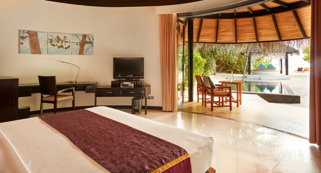 Deluxe Beach Villa with Pool - Bedroom with View