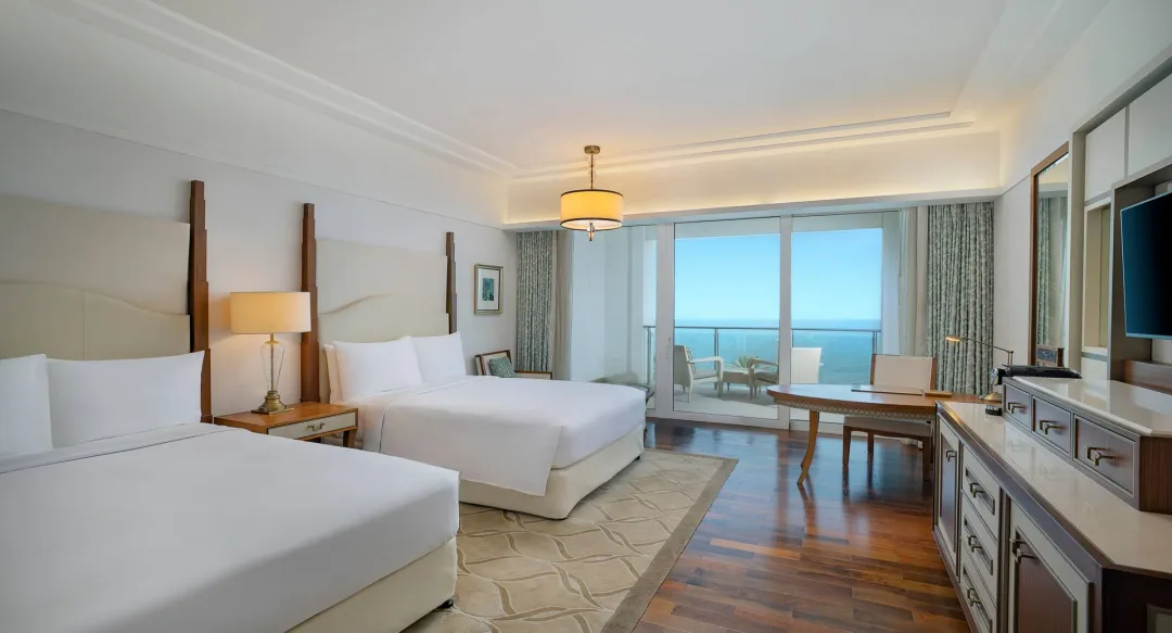 Two Queen Deluxe Room with Skyline Sea View - Twin Bedroom