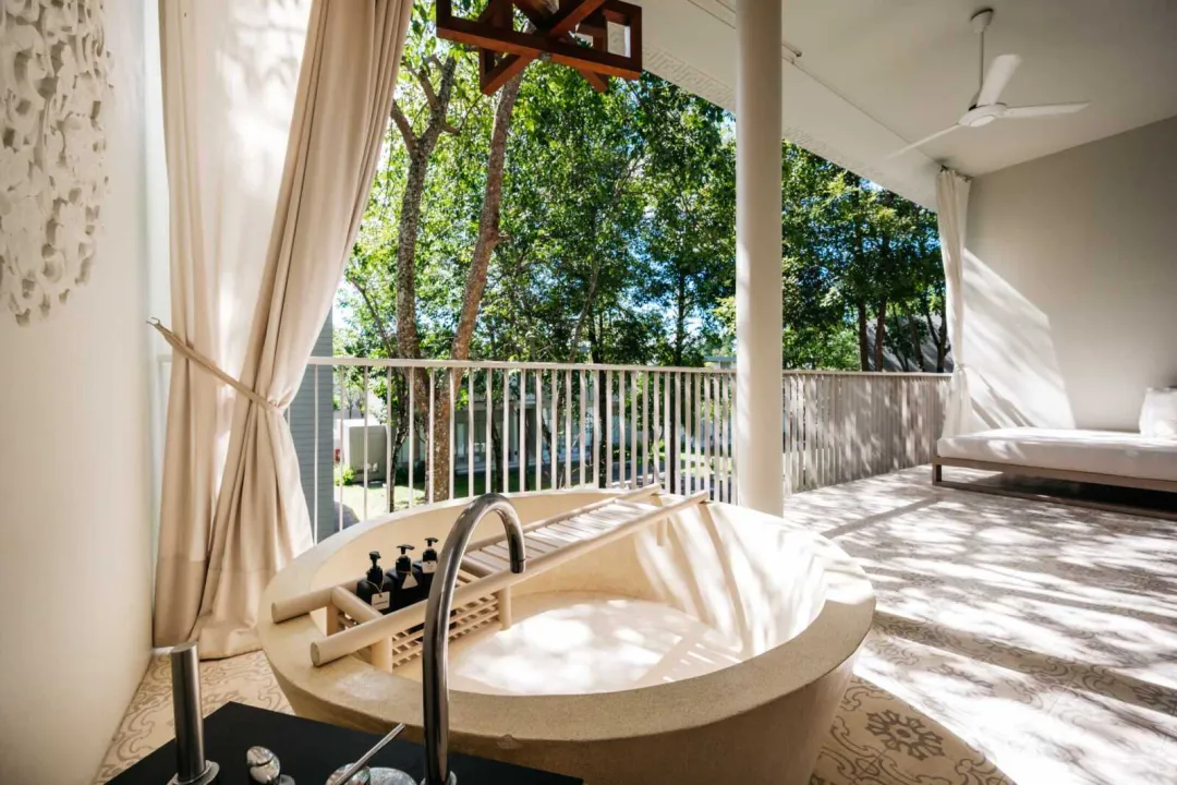 Deluxe Balcony - Bath tub