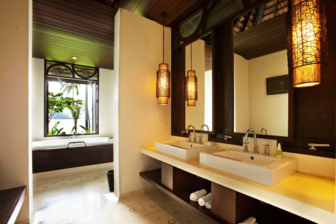 Deluxe Beachfront Villa - Bathroom