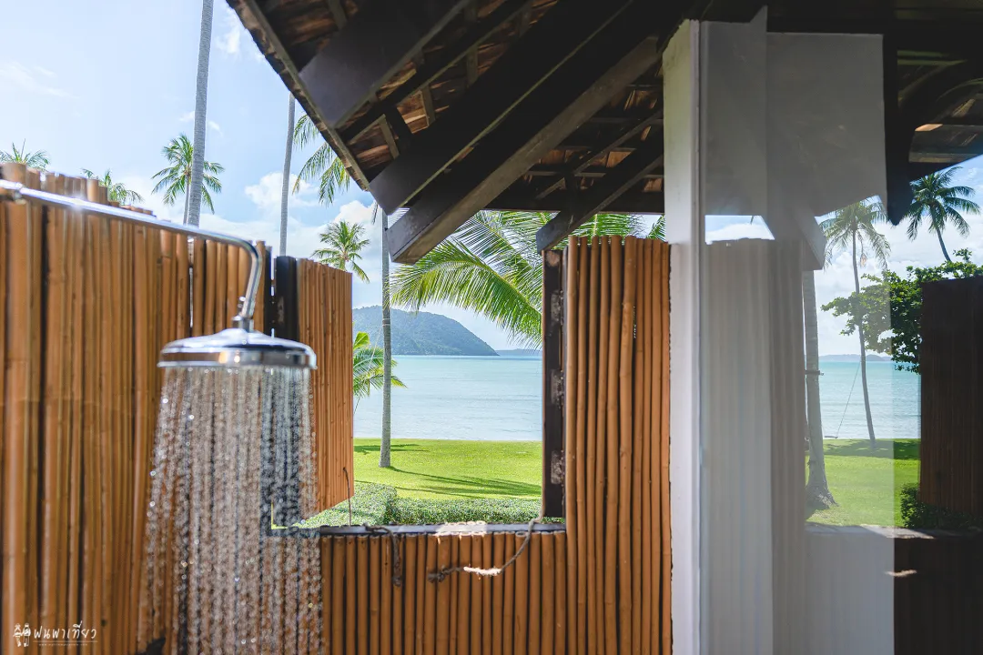 Deluxe Beachfront Villa - Outdoor Bathroom