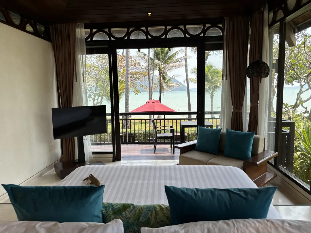 Deluxe Beachfront Villa - Bedroom