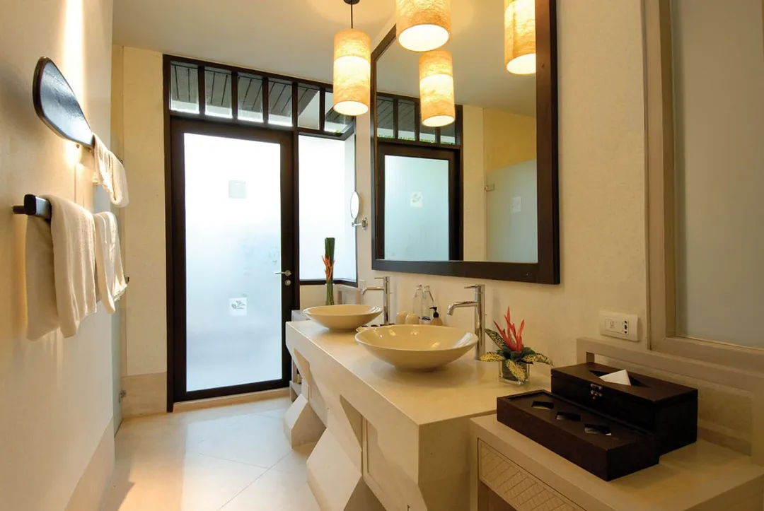 Private Garden Pool - Bathroom