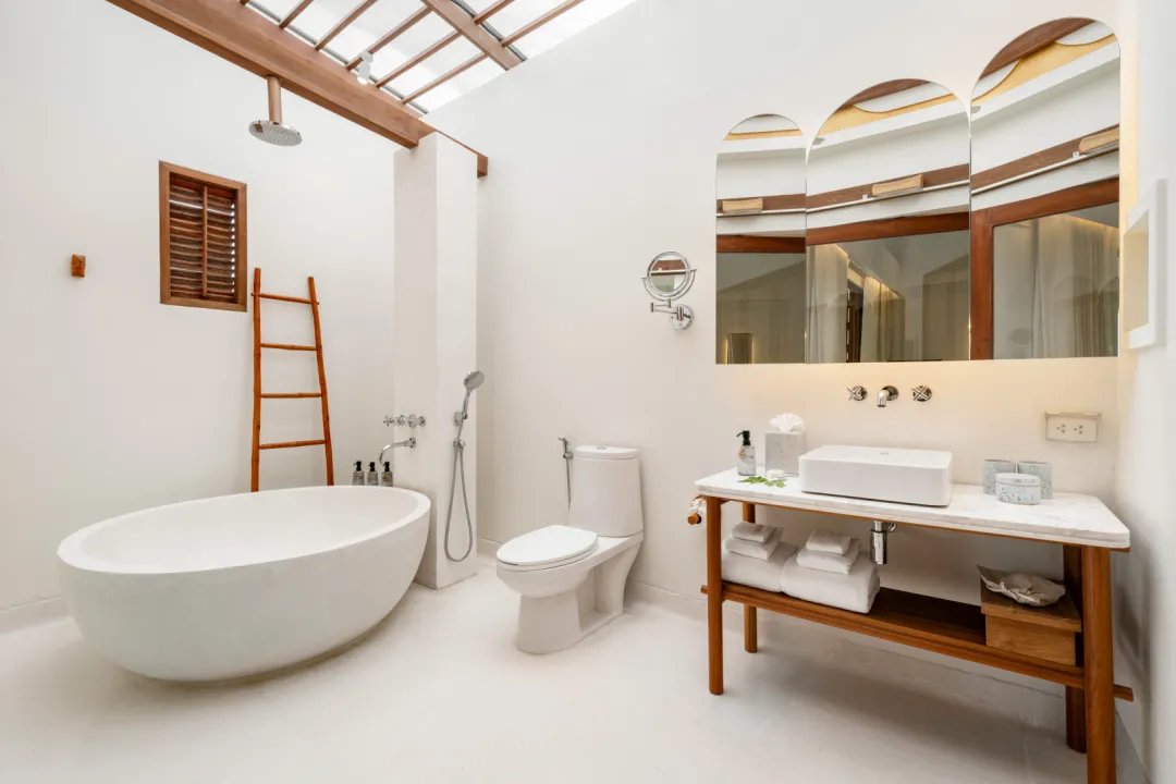 Deluxe Balcony - Bathroom
