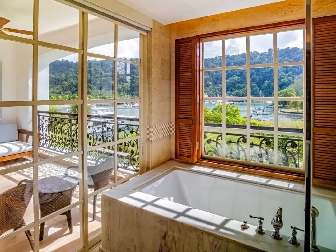 Grand Marina View - Bathroom with Sea view
