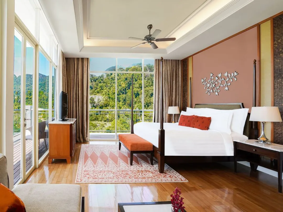 Grand Corner Duchess Sea View - Bedroom with Mountain View