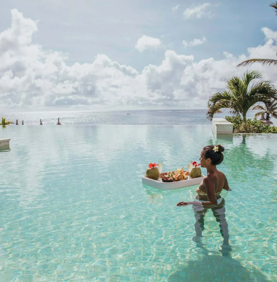 Long Beach - Pool with Sea View