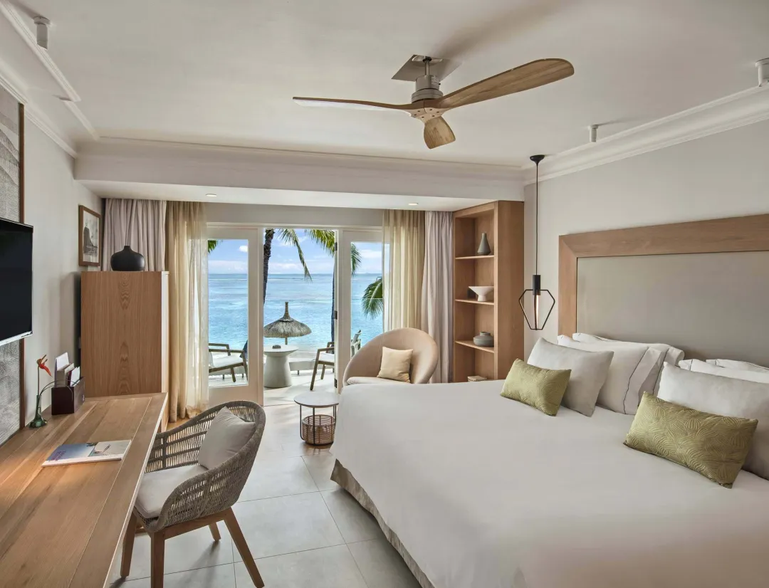 Deluxe beach front room - Bedroom with Beach View