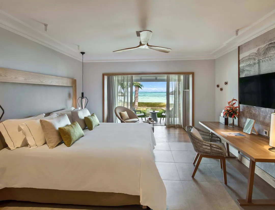 Premium Beach Front Room - Bedroom with Beach View