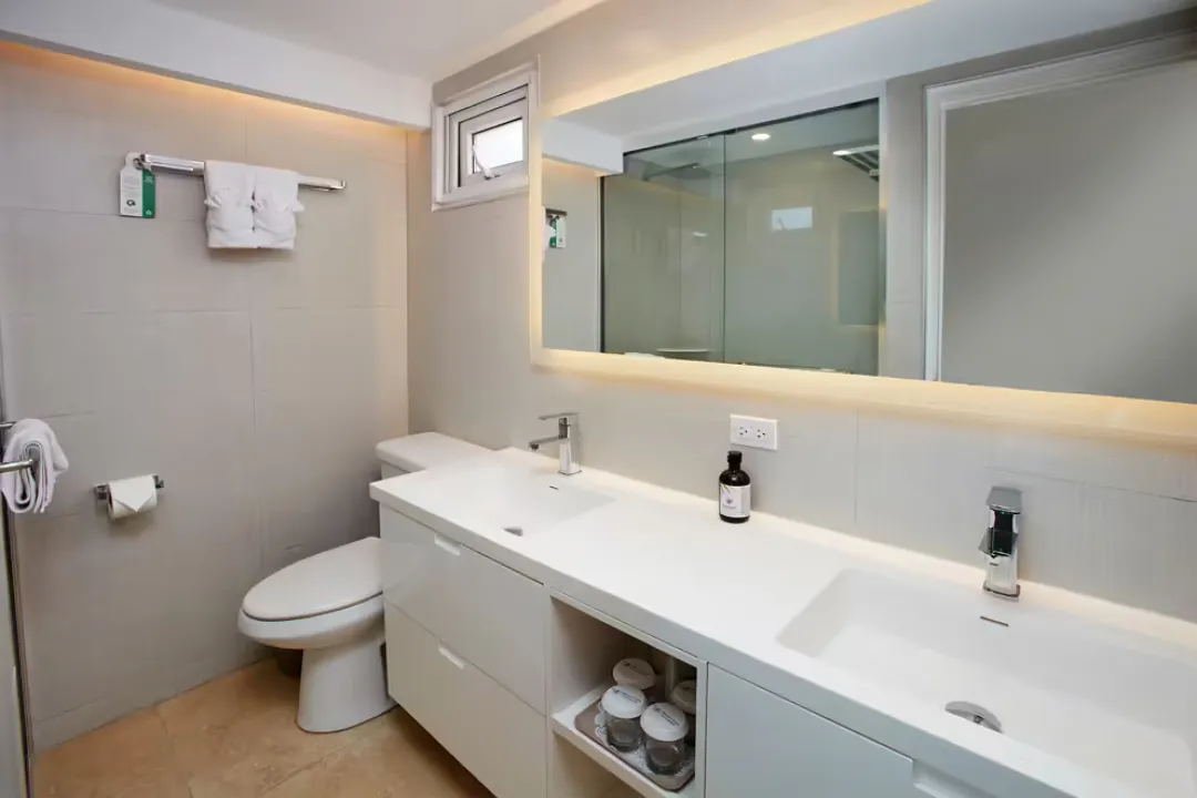 Premium Oceanfront Queen - Bathroom