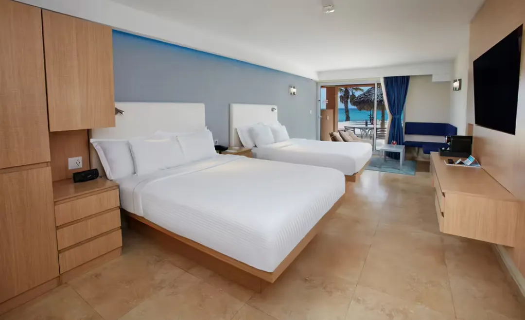 Premium Oceanfront Queen - Bedroom