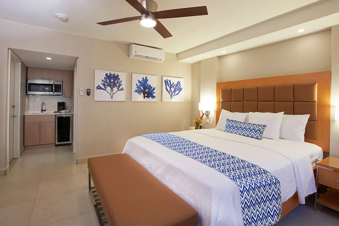 Pool View King Efficiency - Bedroom