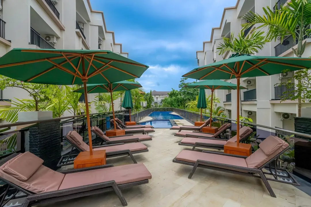 Cross Vibe Paasha Atelier Bali Kuta - Pool with Lounge