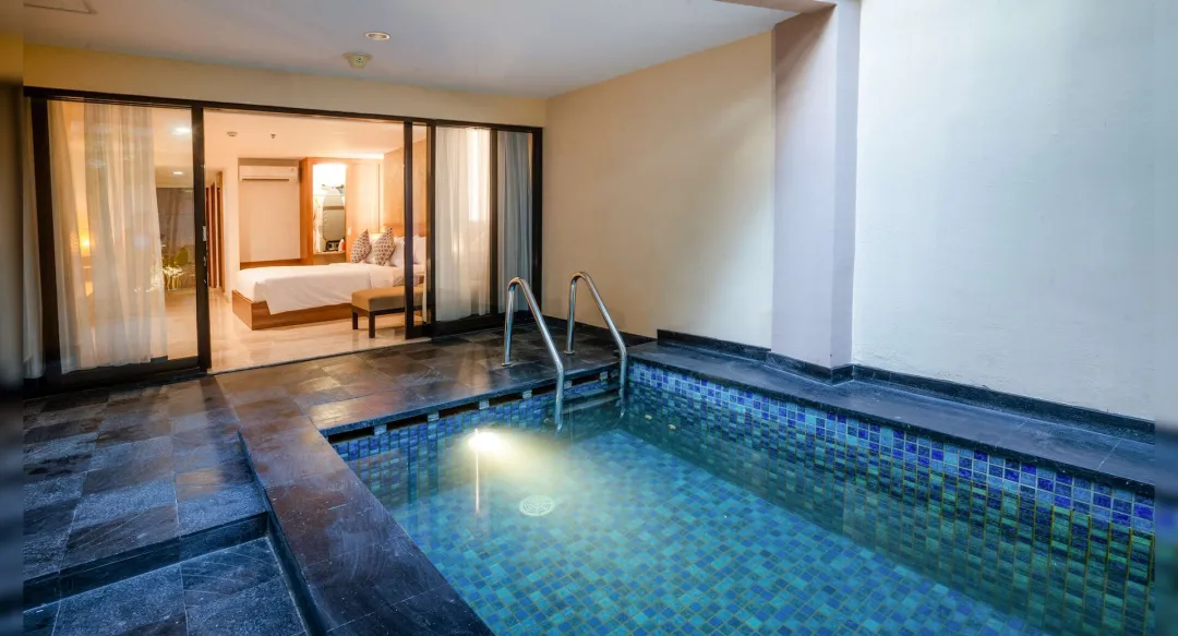 Deluxe Pool Room - Pool View