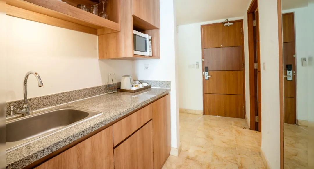 Deluxe Pool Room - Kitchen