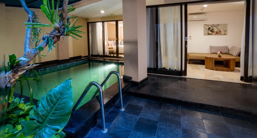 Deluxe Pool Suite Room - Pool View