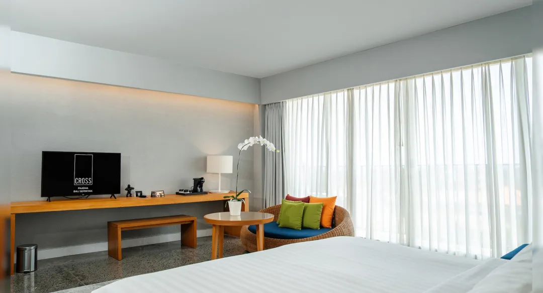 Suite with View - Bedroom with Seating Aeria