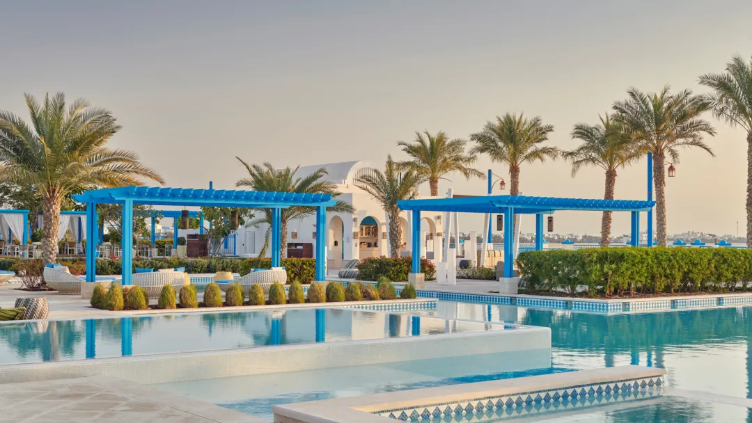 Hilton Salwa Beach Resort & Villas - Pool with Lounge