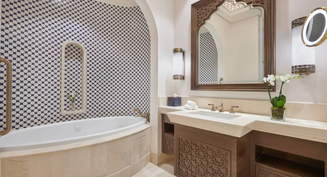 King Guest Room - Bathroom