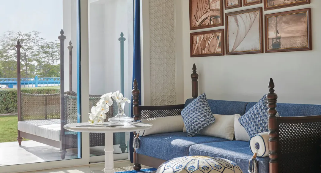 King Guest Room - Seating Aeria