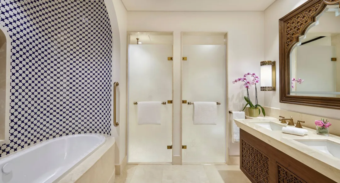 One Bedroom Suite with Sea View - Bathroom