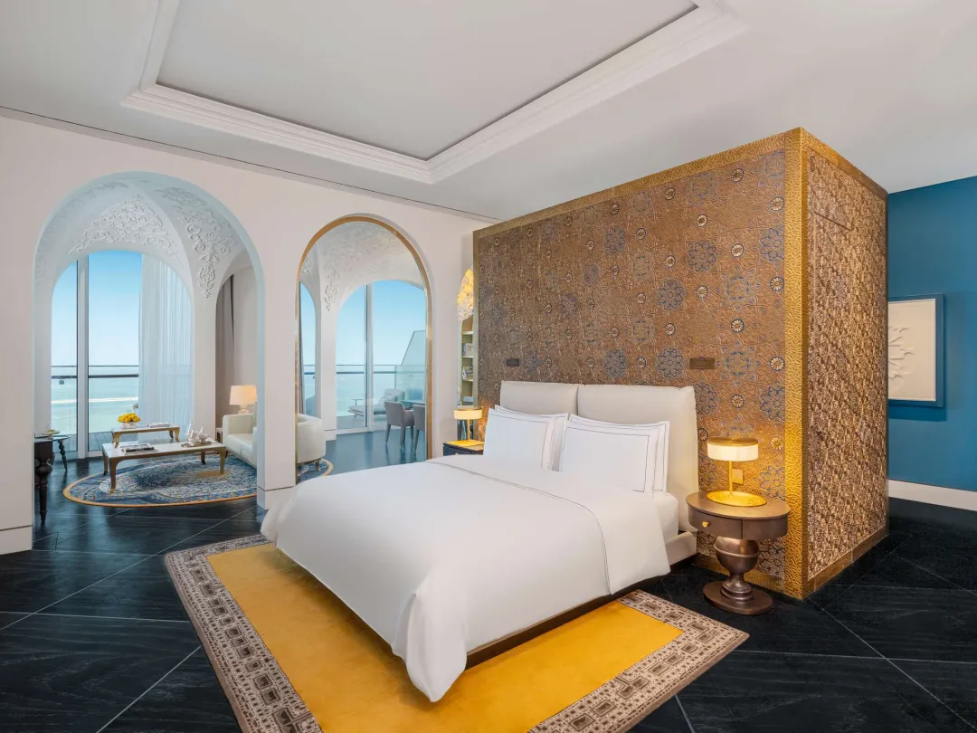 Crescent Signature suite - Bedroom with View