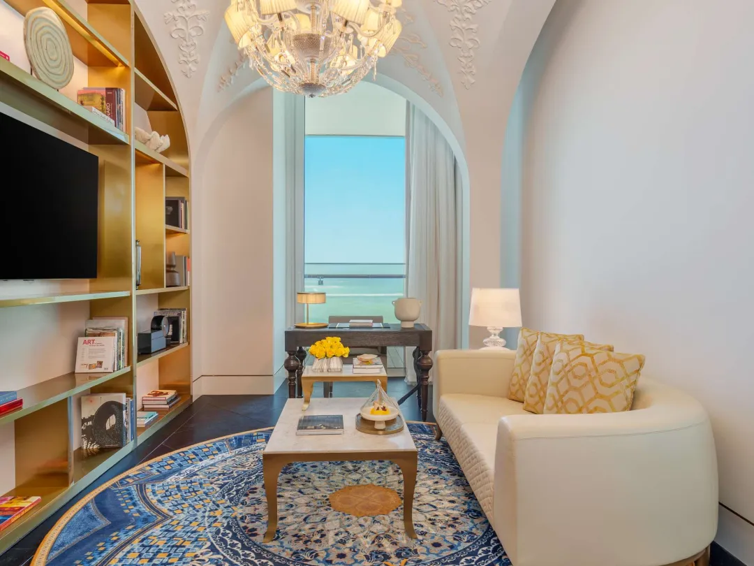 Gulf Signature Suite - Seating Aeria