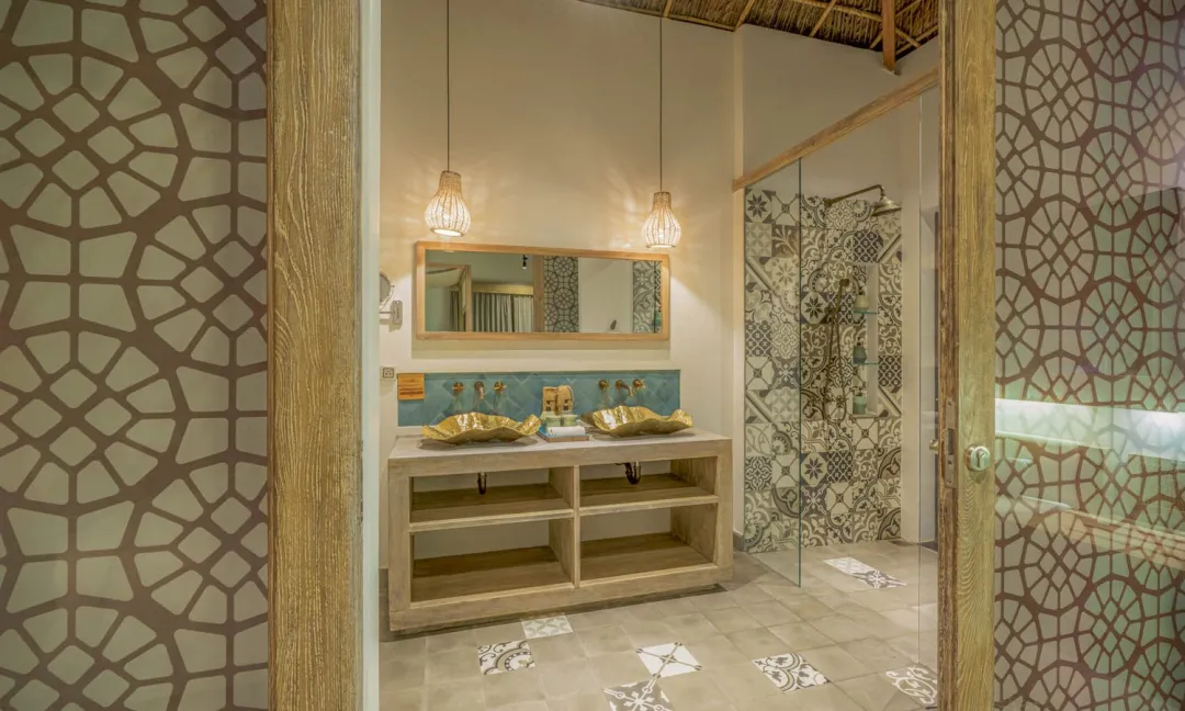 Deluxe Beachfront Bungalow - Bathroom