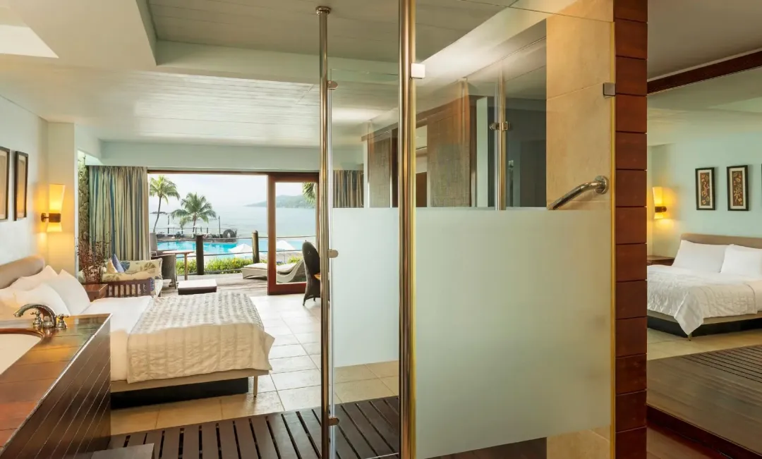 Deluxe Ocean View - Bedroom with Sea View