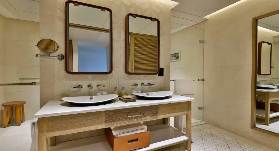 King Premium Room with Ocean View - Bathroom