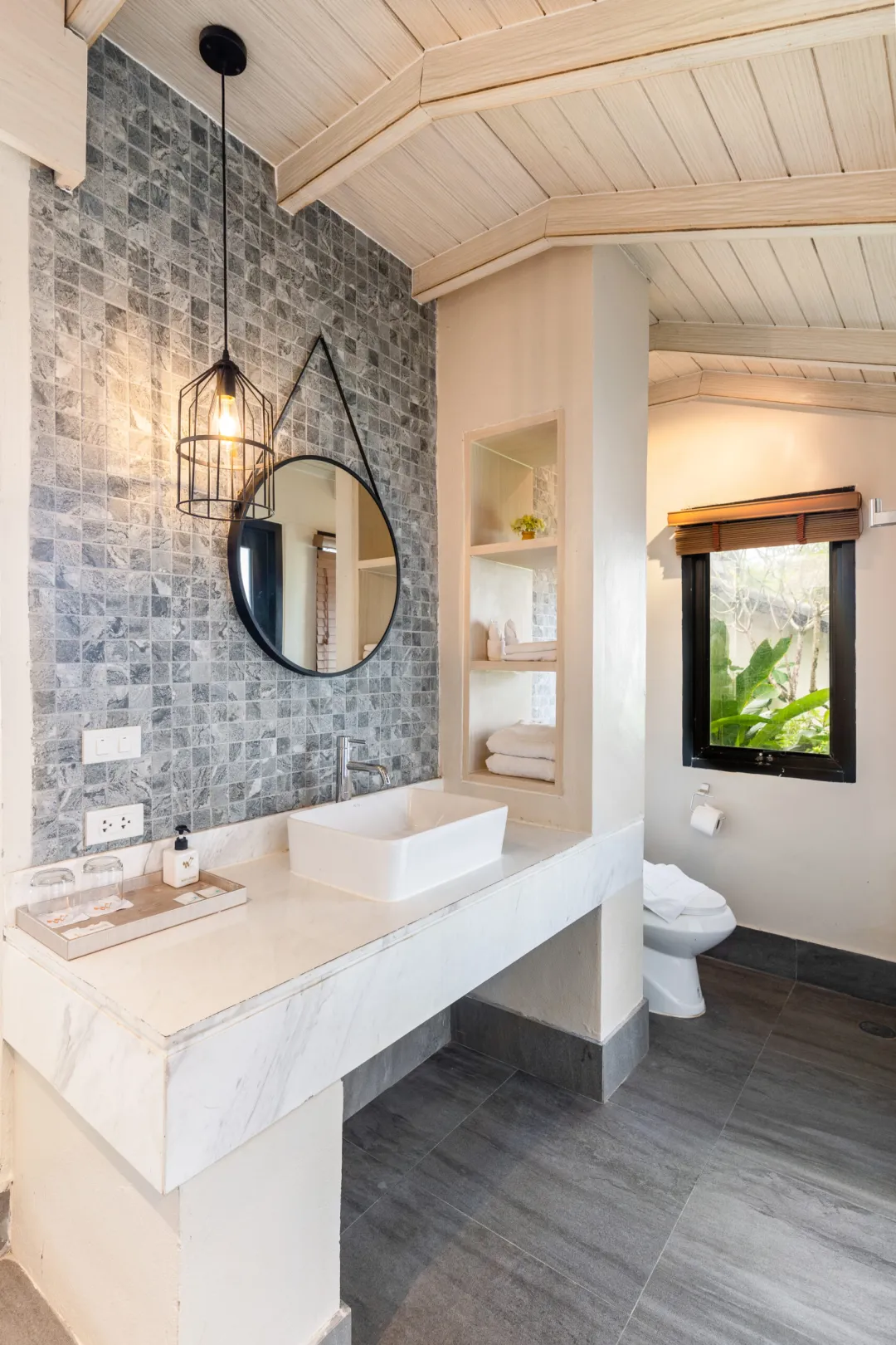 Beachfront Pool View - Bathroom