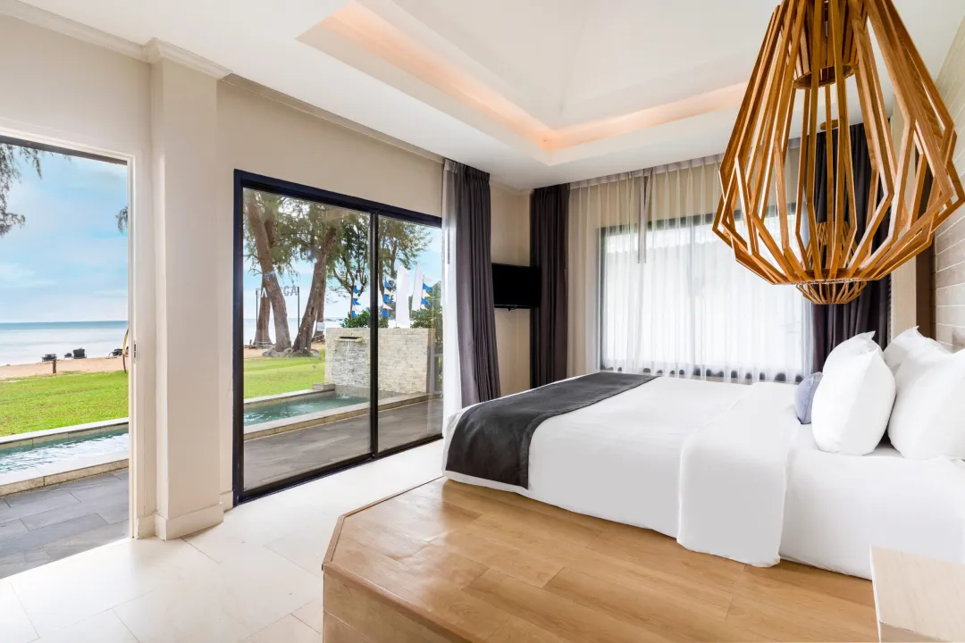 Beachfront Pool View - Bedroom