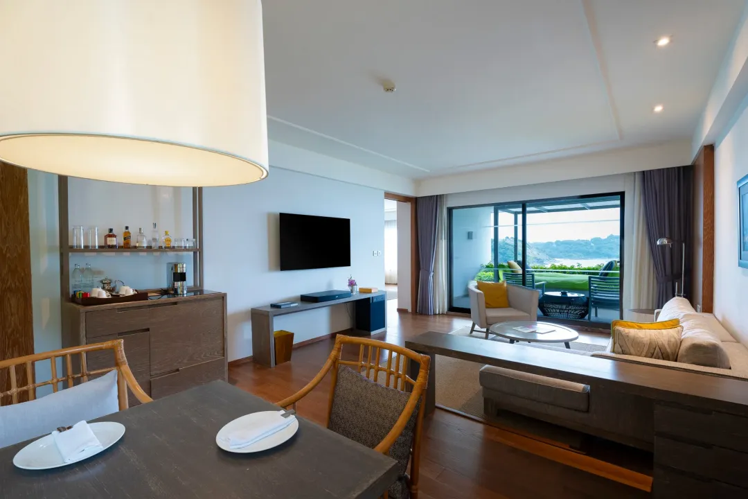 Royal Ocean View Suite - Living Aeria