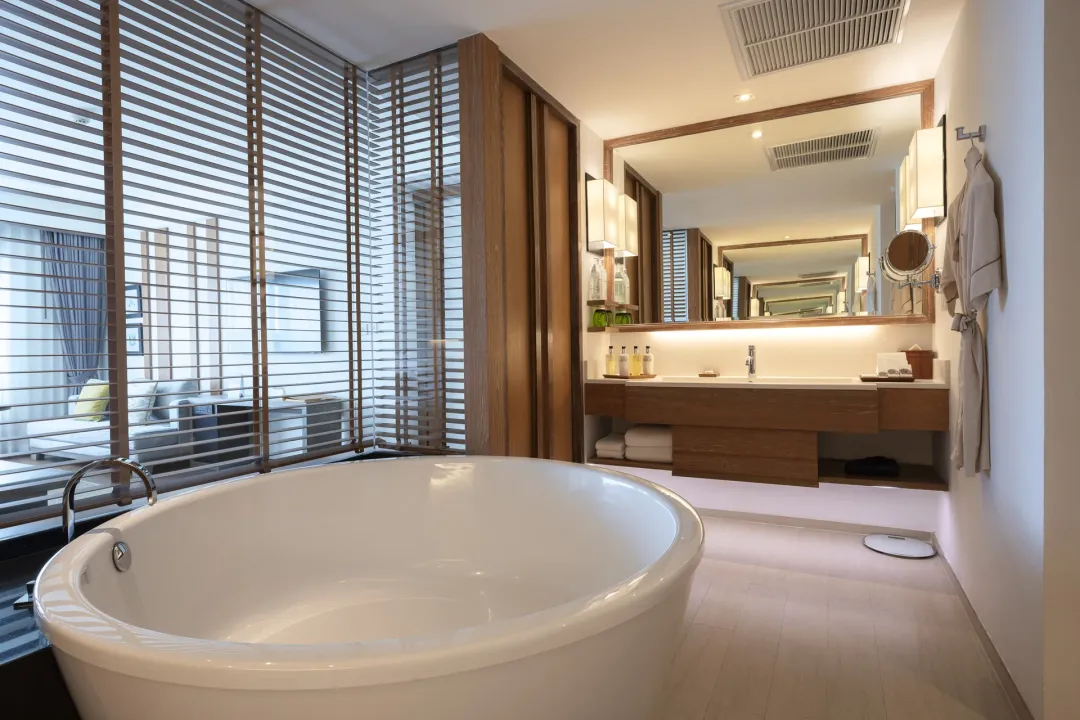 Royal Ocean View Suite - Bathroom