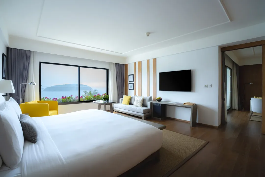 Royal Ocean View Suite - Bedroom