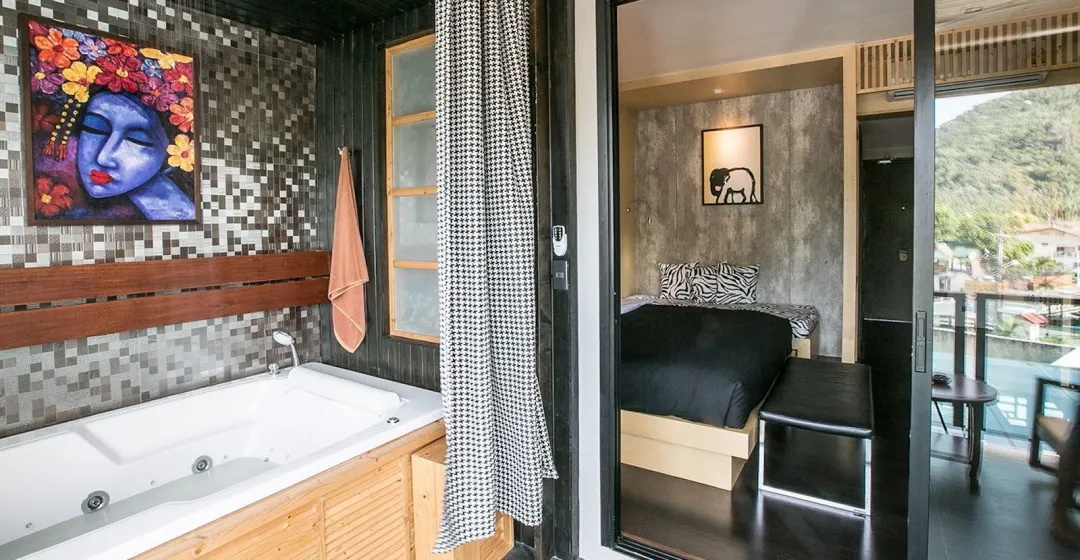 Deluxe Jacuzzi Suites - Bathroom