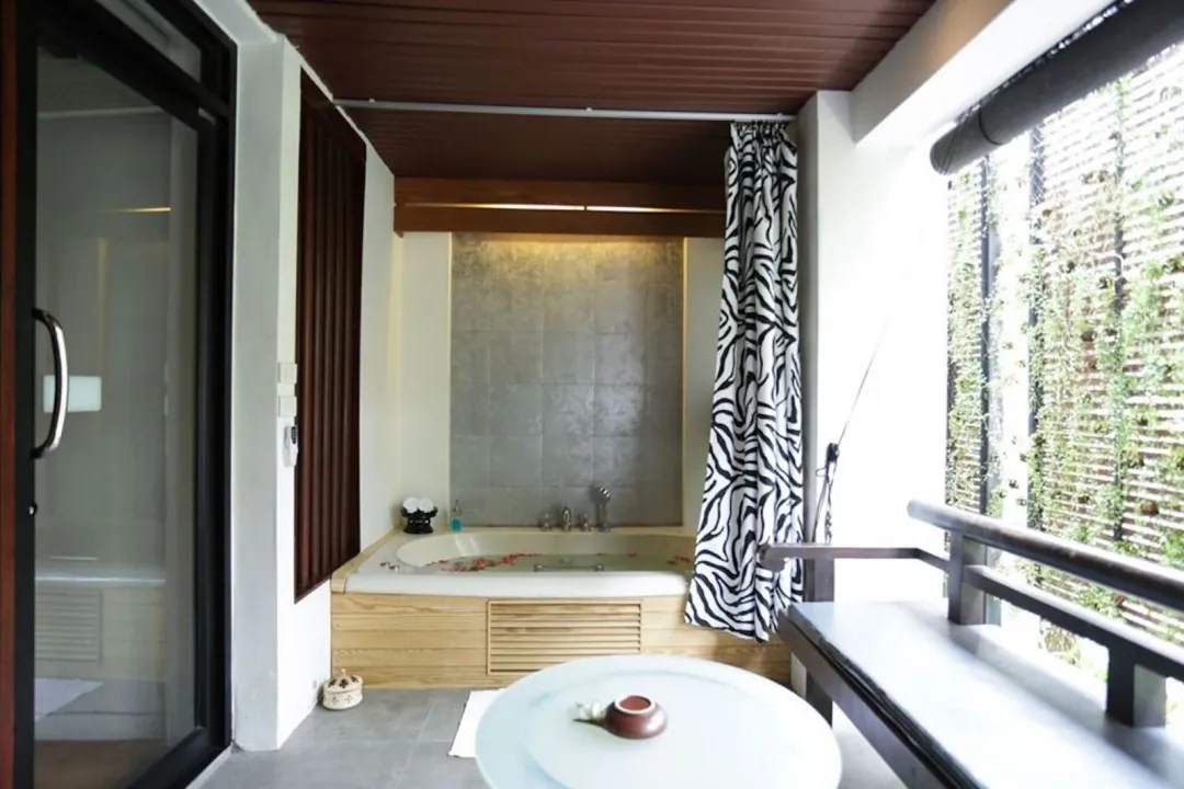 Deluxe Balcony Suite - Bathroom